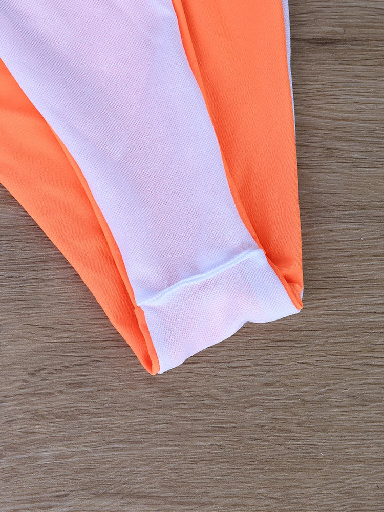 Bikini naranja hecho a mano con flores 3D, cuello cruzado y parte inferior triangular, para pechos pequeños, realza y estiliza.