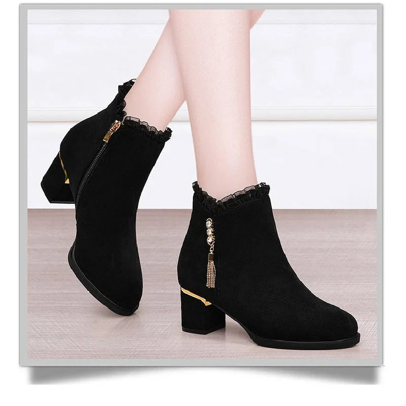2025 Botas de invierno de estilo nuevo británico para mujer, botines de tacón medio con forro peludo y borlas y punta redonda, decoración de diamantes con cremallera lateral