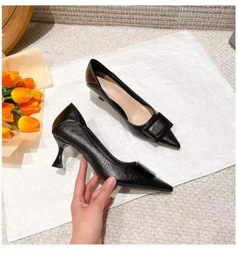 Nuevo estilo, traje de estilo de hadas cómodo y versátil, moda profesional ligera con falda pequeña, tacones altos para mujer