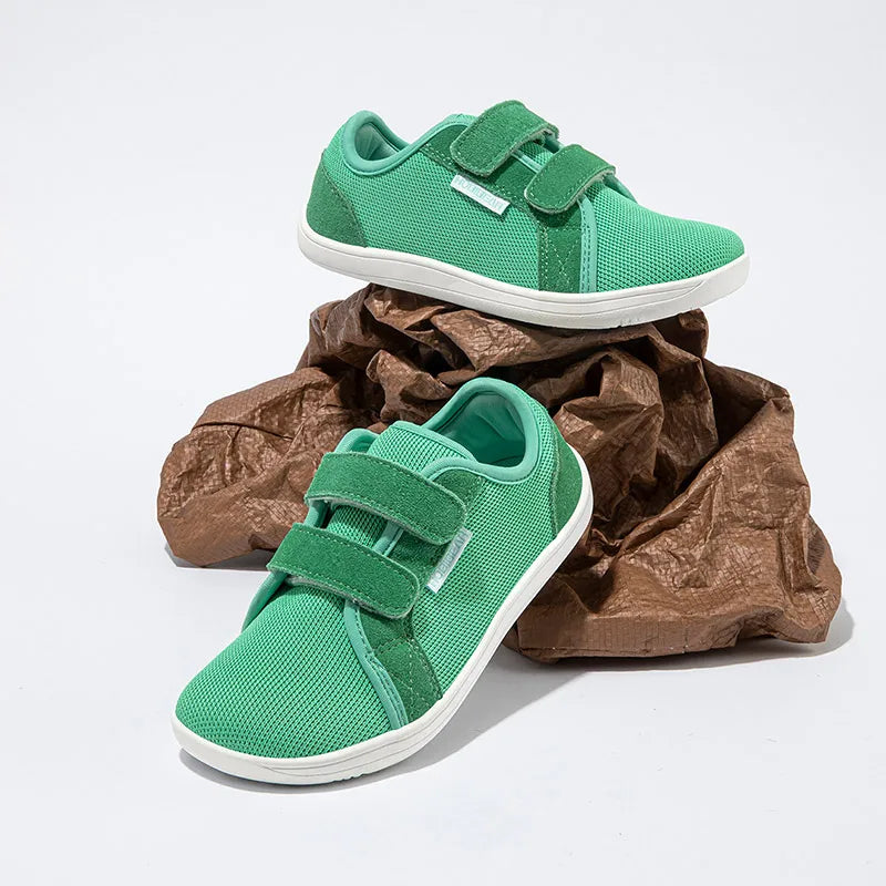 HOBIBEAR Zapatos descalzos para niños y niñas, zapatillas con punta ancha y cierre de gancho, zapatos transpirables ligeros de malla (para niños pequeños/niños pequeños/niños grandes)
