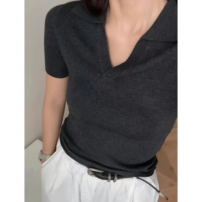 Camiseta de Seda Helada con Cuello Polo y Hombros Descubiertos