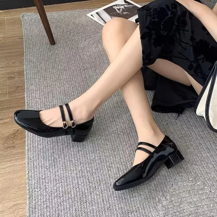 2025 Nuevos zapatos de tacón Mary Jane de charol burdeos para mujer, zapatos de vestir de tacón bajo con doble hebilla dorada de inspiración vintage