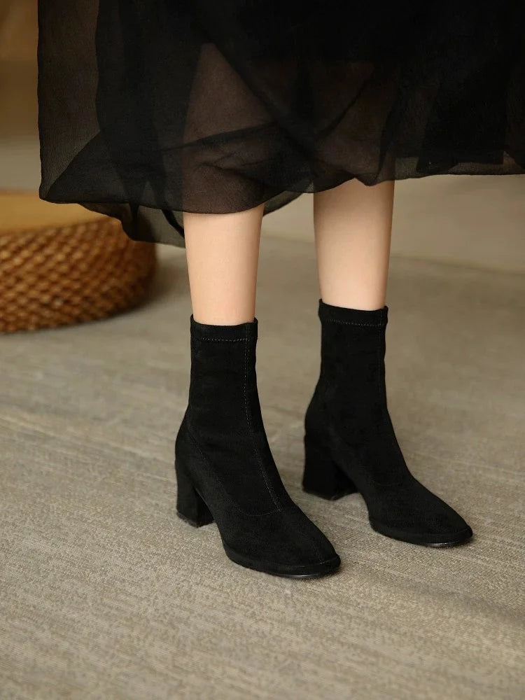 2025 Nuevos botines puntiagudos de estilo británico para mujer: botines de tacón grueso, botas de oficina versátiles para otoño/invierno