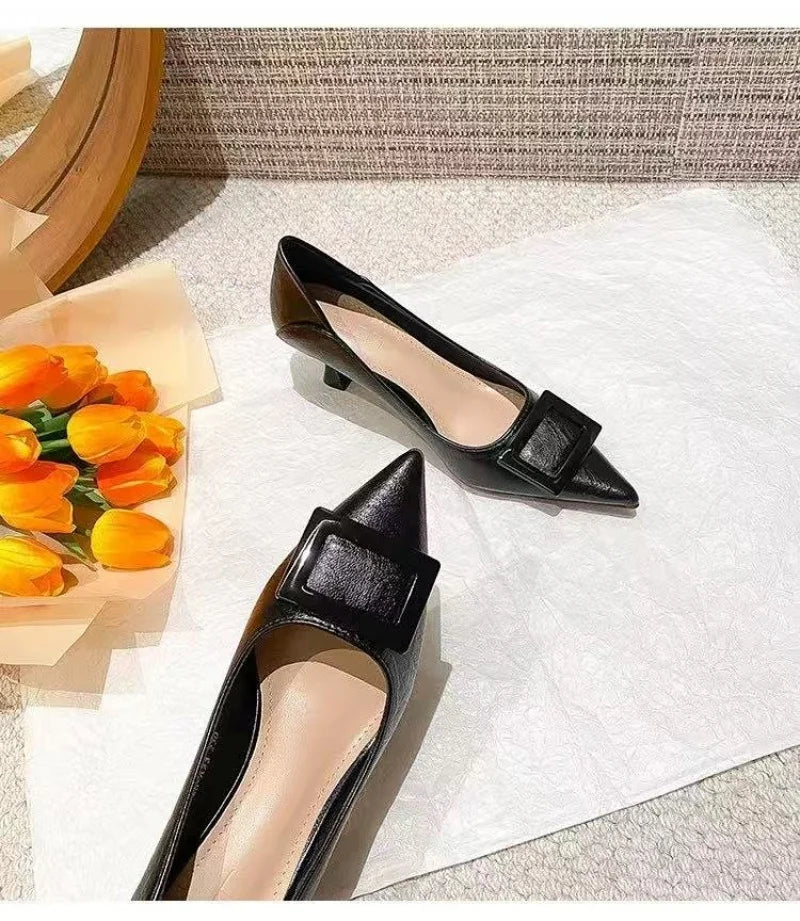 Nuevo estilo, traje de estilo de hadas cómodo y versátil, moda profesional ligera con falda pequeña, tacones altos para mujer