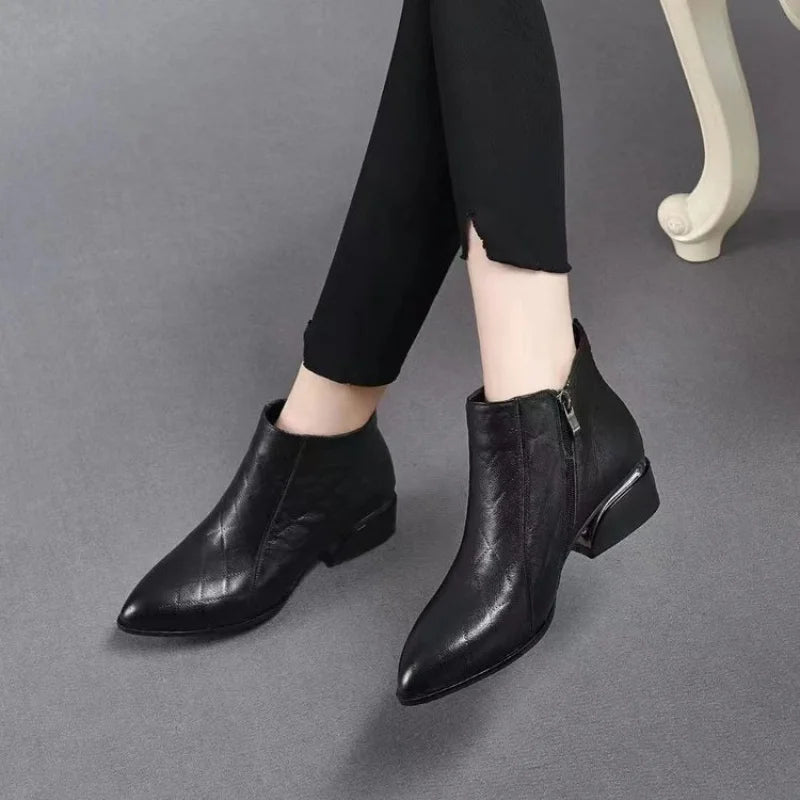 2025 nuevas botas de tobillo de tacón bajo con punta estrecha para mujer, botines de moda de cuero suave con cremallera lateral, botas cortas cómodas para Otoño e Invierno
