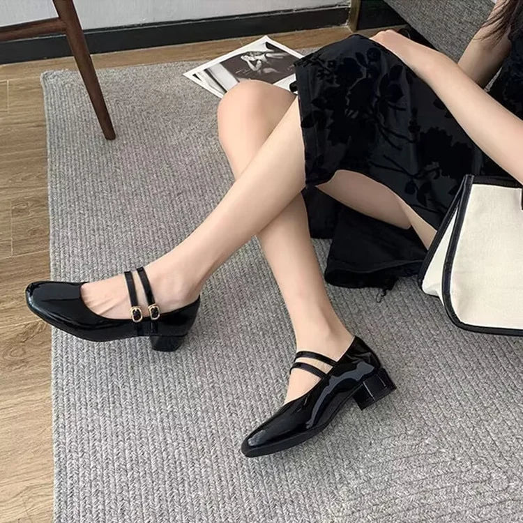 2025 Nuevos zapatos de tacón Mary Jane de charol burdeos para mujer, zapatos de vestir de tacón bajo con doble hebilla dorada de inspiración vintage