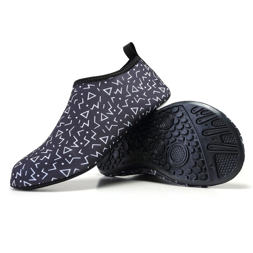 Par de zapatos acuáticos ligeros para hombre y mujer, zapatos de playa para exteriores de secado rápido, antideslizantes, descalzos, verano, 2023