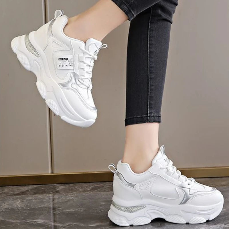 Zapatos deportivos ligeros de suela gruesa para mujer, calzado informal blanco nuevo para primavera y otoño, zapatos con suela gruesa y aumento de altura