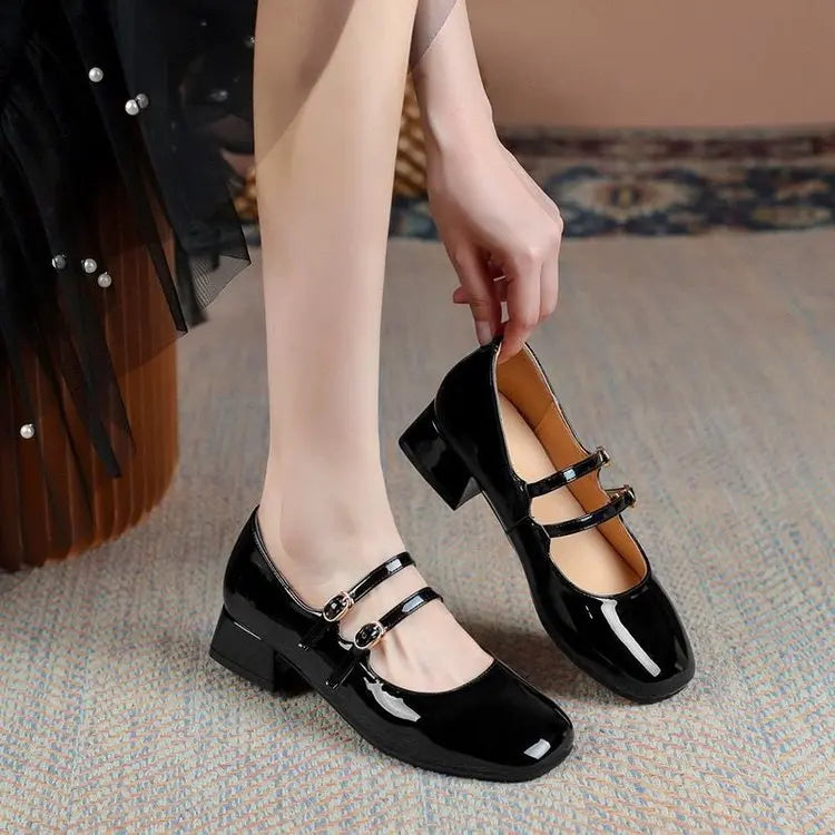 2025 Nuevos zapatos de tacón Mary Jane de charol burdeos para mujer, zapatos de vestir de tacón bajo con doble hebilla dorada de inspiración vintage