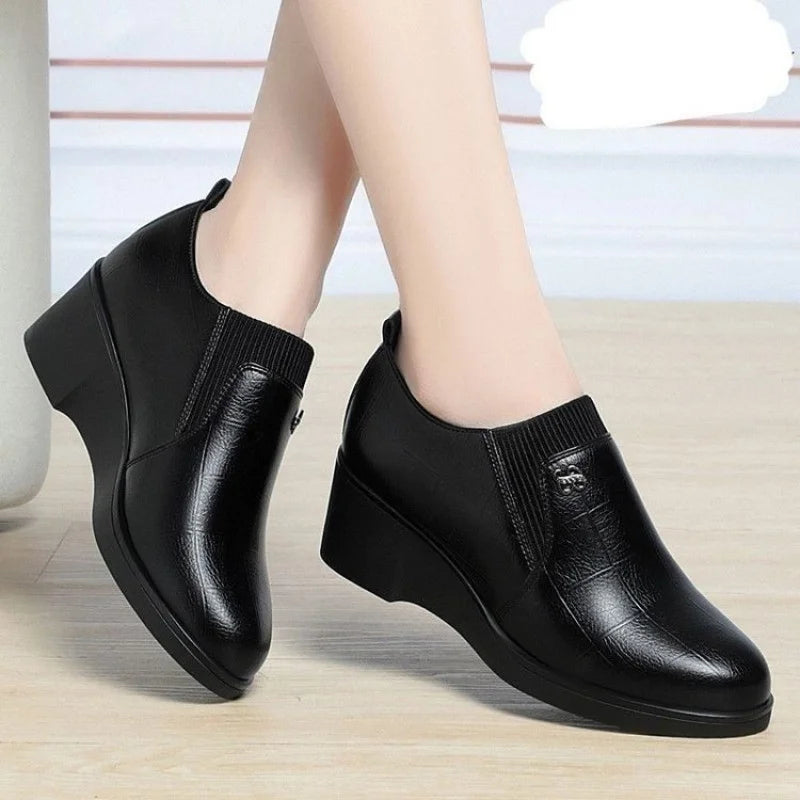 2025 Otoño/Invierno Zapatos de mamá de tacón bajo para mujer: botas cortas elásticas con escote en V profundo, suela suave y cómoda para combinar con vestidos