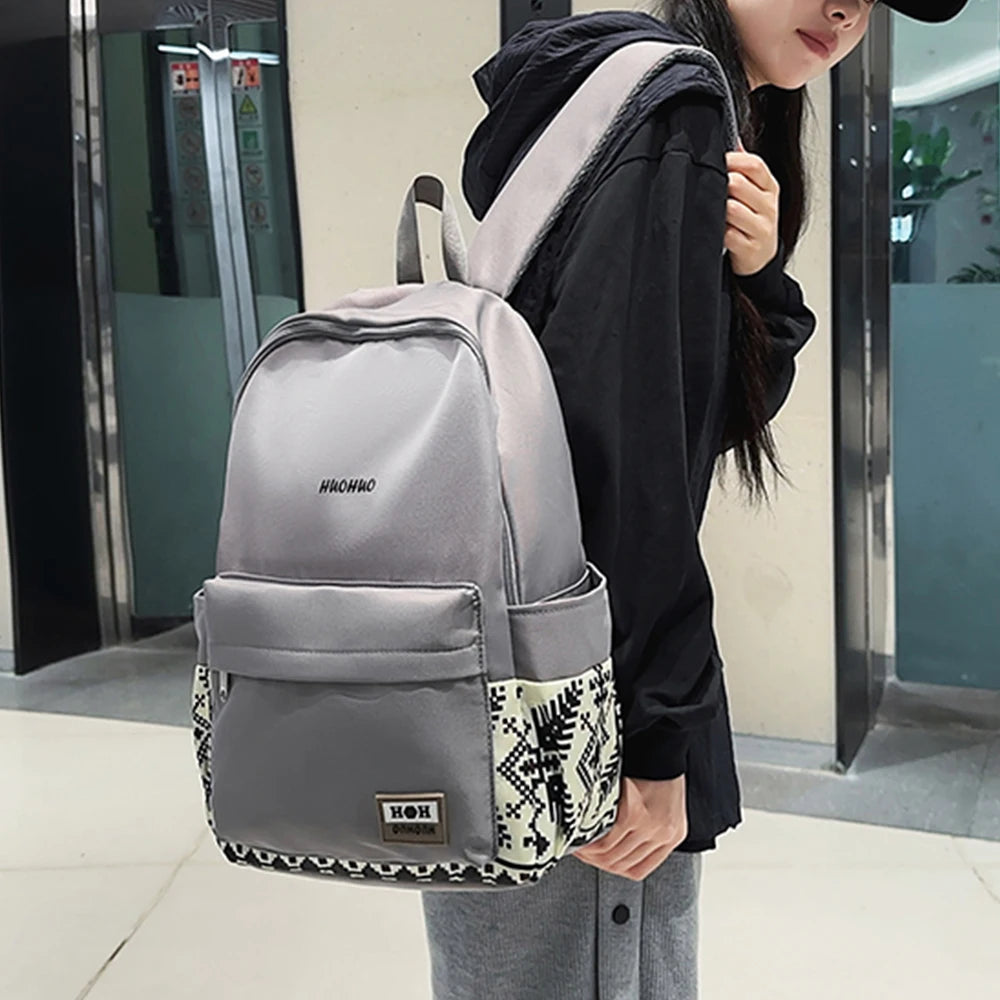 Mochila de Nailon con Estampado Étnico y Detalle de Logotipo, Mochila Multibolsillos, Ligera y Resistente al Agua para la Escuela y Uso Diario