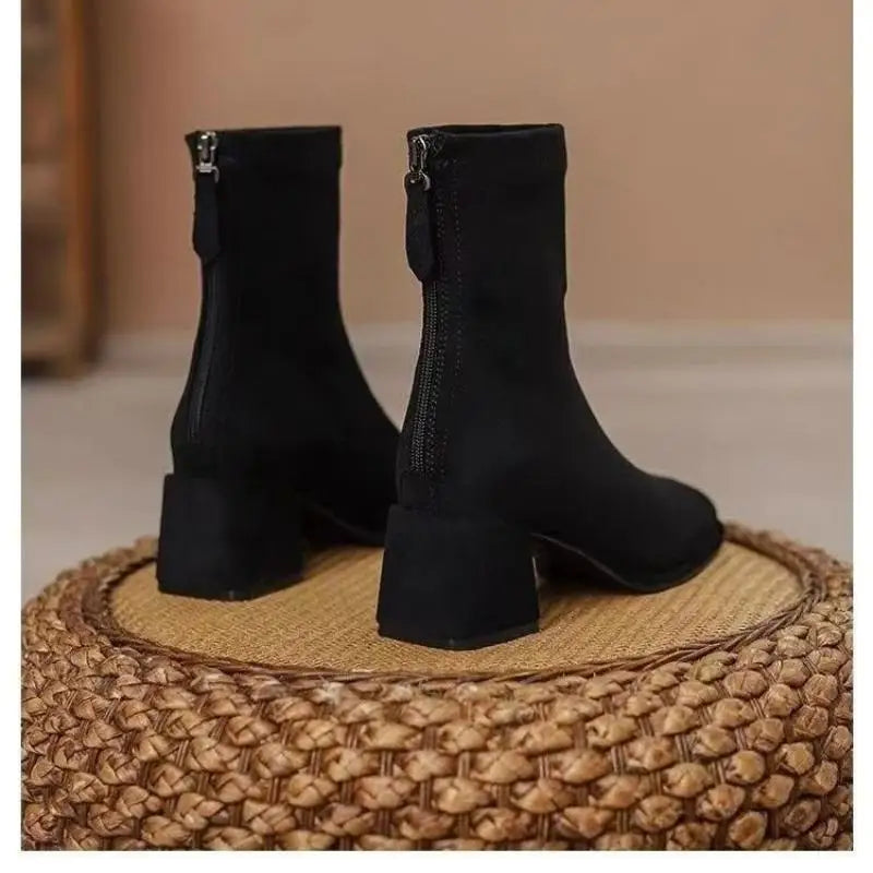 2025 Nuevos botines puntiagudos de estilo británico para mujer: botines de tacón grueso, botas de oficina versátiles para otoño/invierno