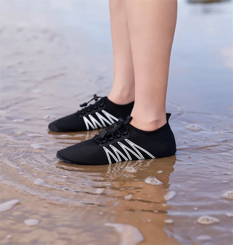 Par de zapatos acuáticos transpirables, zapatos de agua suaves y flexibles para hombre, zapatos de playa antideslizantes para mujer, nuevas zapatillas informales de secado rápido 2025