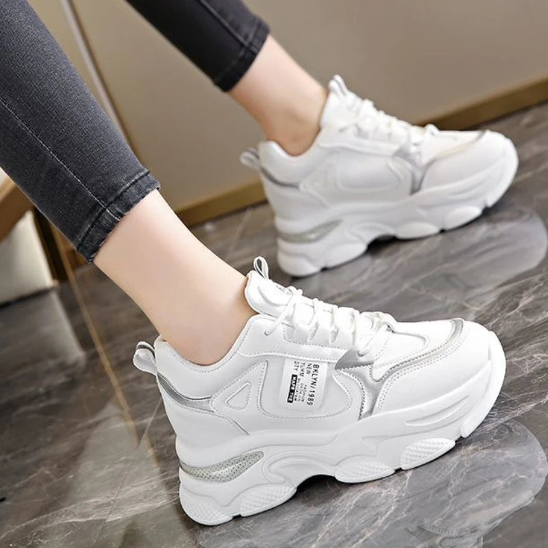 Zapatos deportivos ligeros de suela gruesa para mujer, calzado informal blanco nuevo para primavera y otoño, zapatos con suela gruesa y aumento de altura