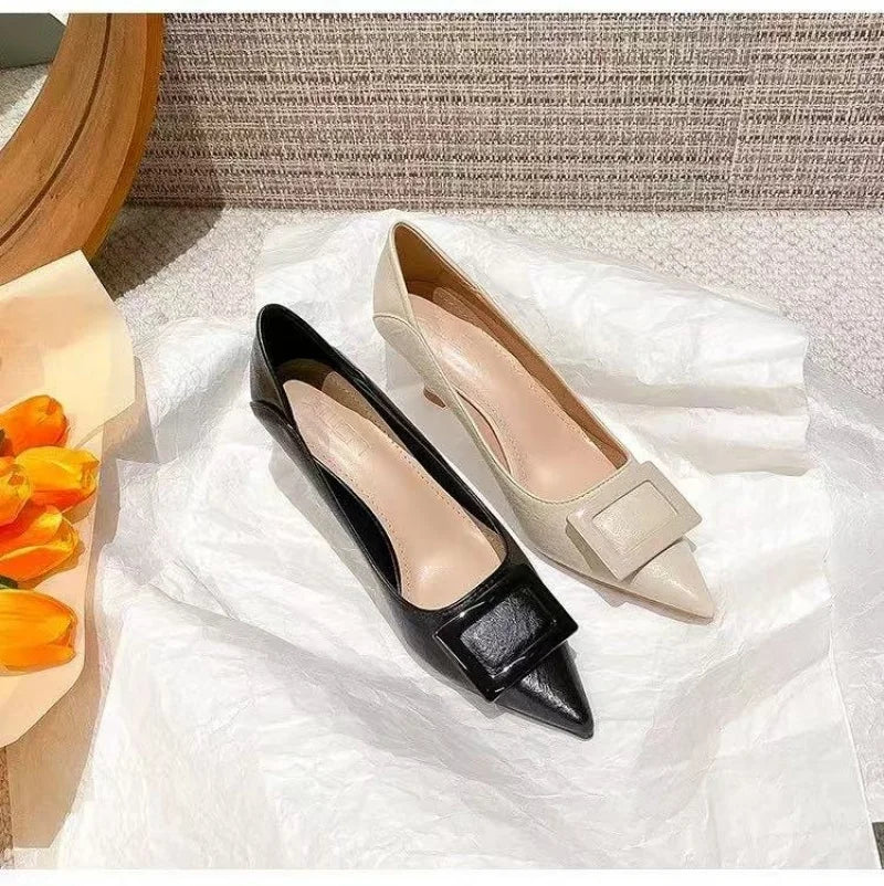 Nuevo estilo, traje de estilo de hadas cómodo y versátil, moda profesional ligera con falda pequeña, tacones altos para mujer