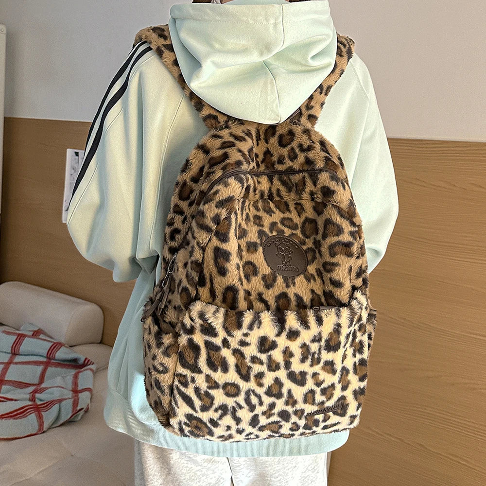 Mochila Japonesa Estampado Leopardo con Felpa, Estilo Universitario