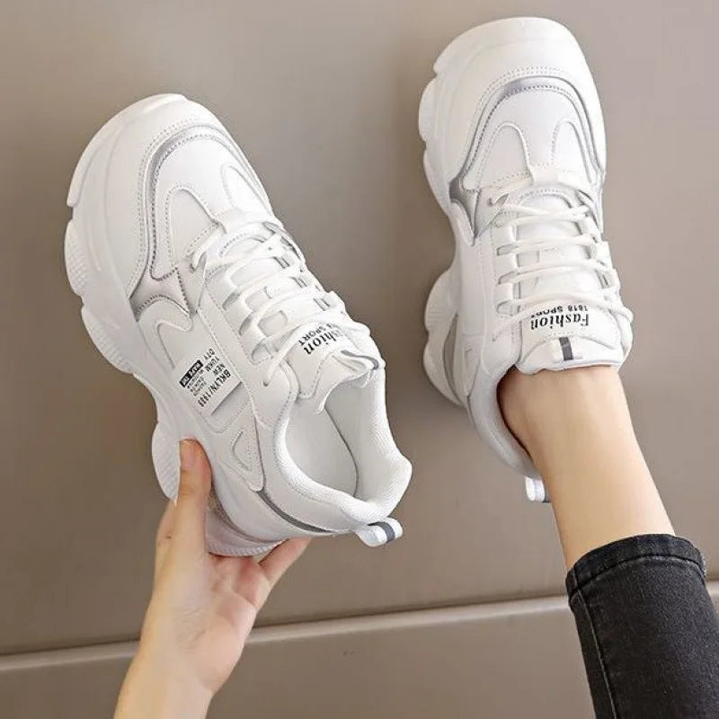 Zapatos deportivos ligeros de suela gruesa para mujer, calzado informal blanco nuevo para primavera y otoño, zapatos con suela gruesa y aumento de altura