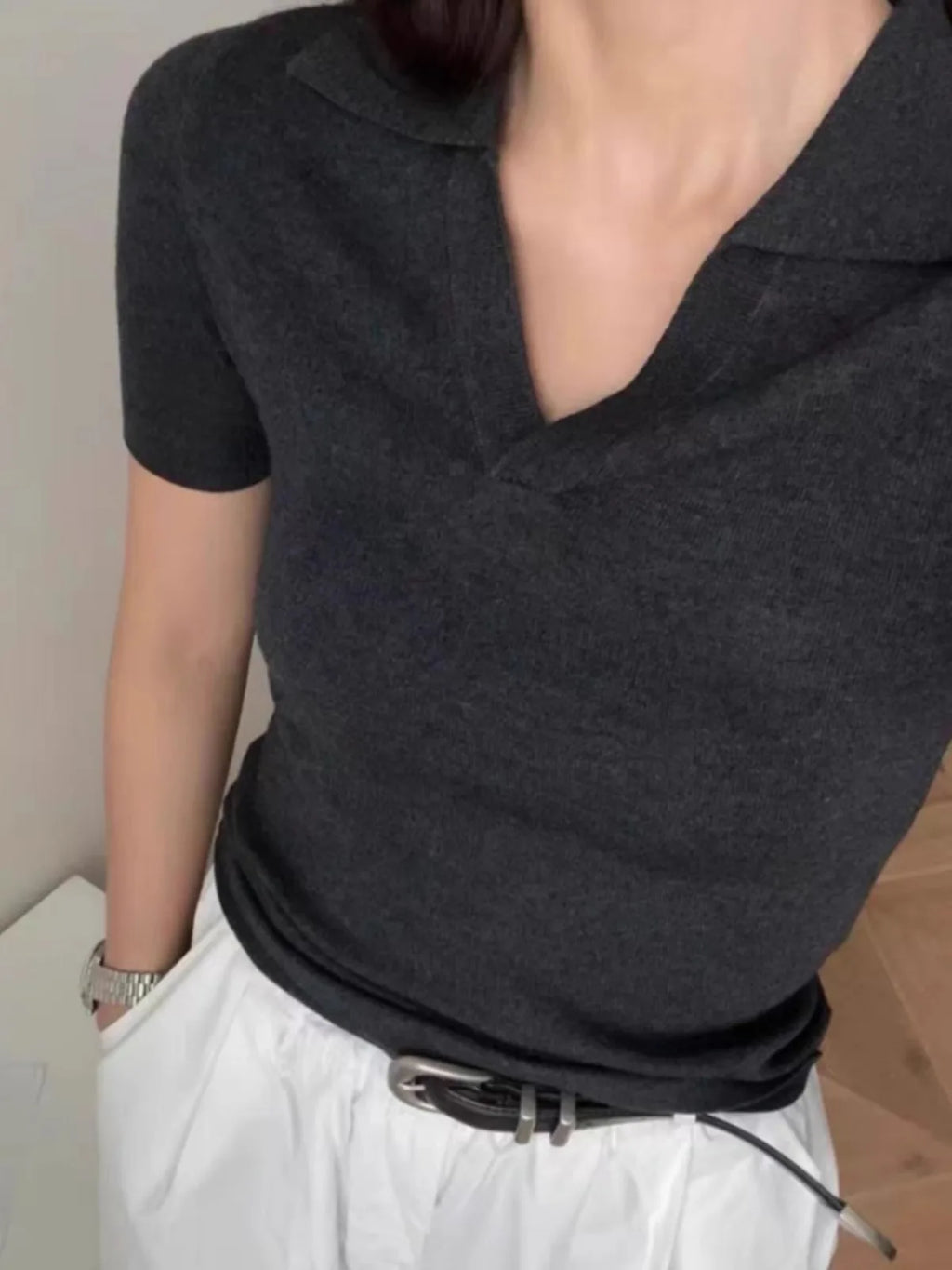 Camiseta de Seda Helada con Cuello Polo y Hombros Descubiertos