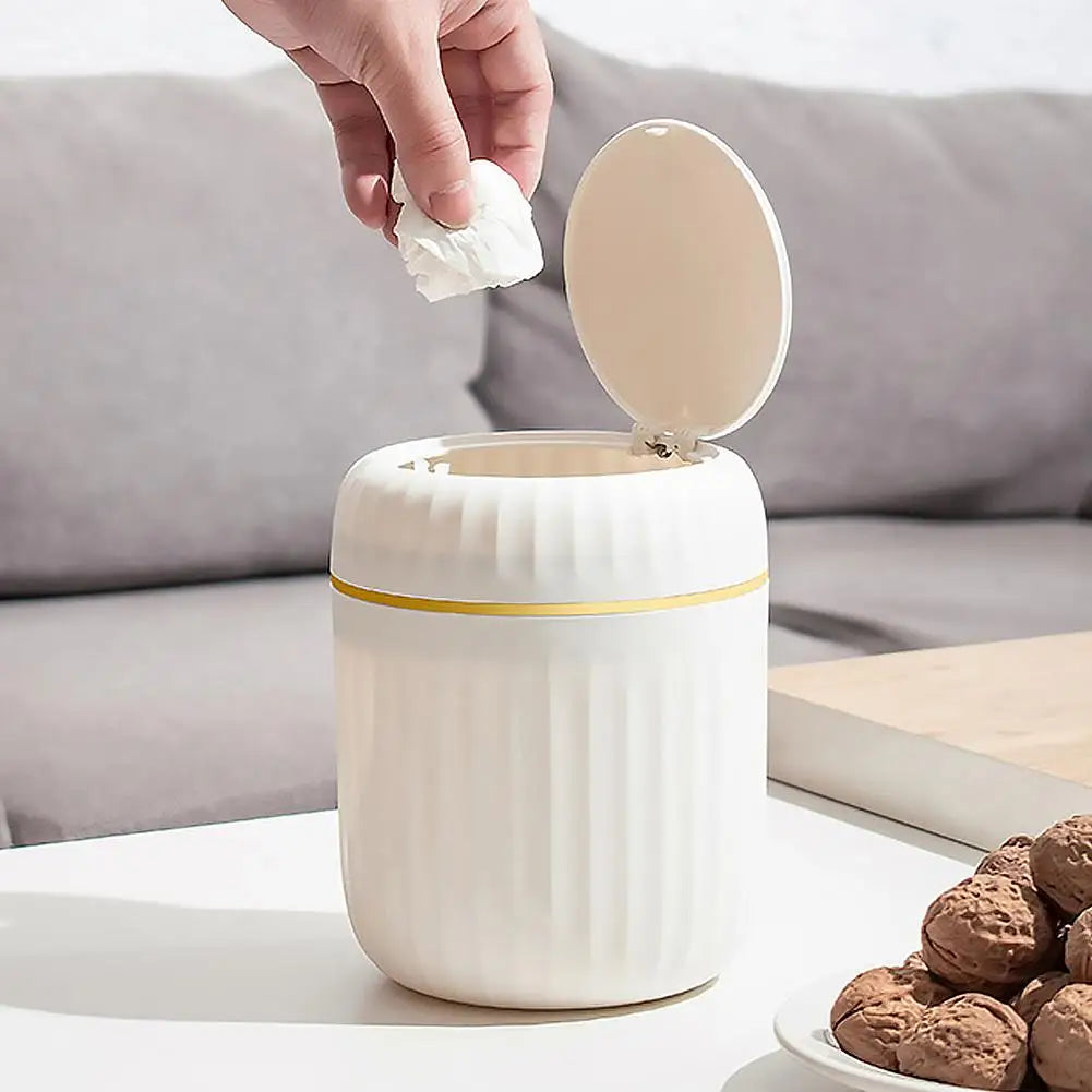 Mini bote de basura de escritorio, contenedor de basura de plástico duradero con tapa, organizador de basura para dormitorio, oficina, escritorio, suministros para el hogar