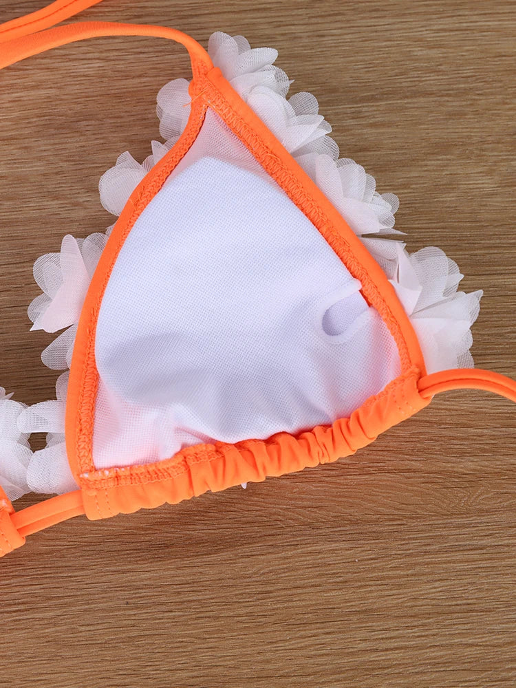 Bikini naranja hecho a mano con flores 3D, cuello cruzado y parte inferior triangular, para pechos pequeños, realza y estiliza.