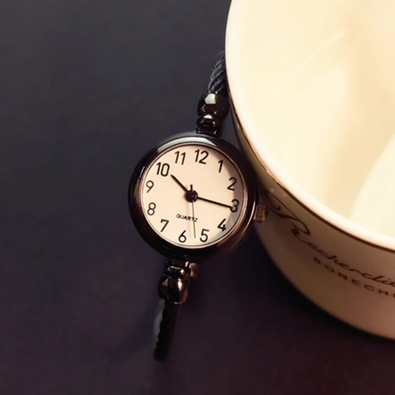 Relojes YIKAZE para mujer, reloj de pulsera con brazalete de oro pequeño, reloj de pulsera de cuarzo Retro de acero inoxidable para mujer, reloj de vestir a la moda