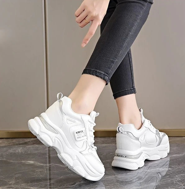 Zapatos deportivos ligeros de suela gruesa para mujer, calzado informal blanco nuevo para primavera y otoño, zapatos con suela gruesa y aumento de altura