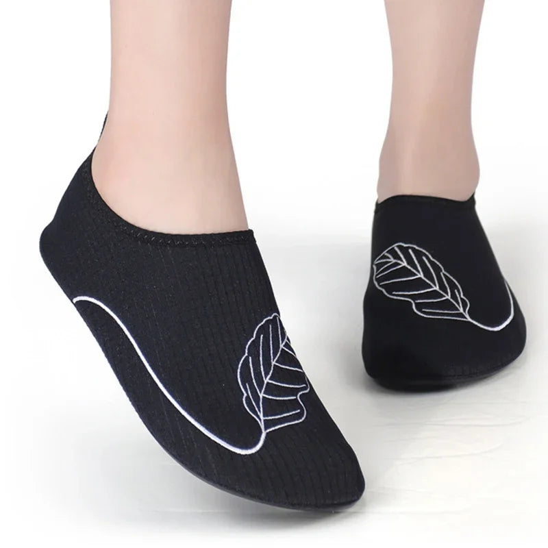 Zapatos acuáticos de secado rápido para hombre y mujer, zapatillas de playa ligeras, suaves y antideslizantes, talla Original 34-49, 2024
