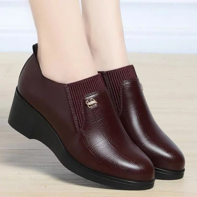 2025 Otoño/Invierno Zapatos de mamá de tacón bajo para mujer: botas cortas elásticas con escote en V profundo, suela suave y cómoda para combinar con vestidos
